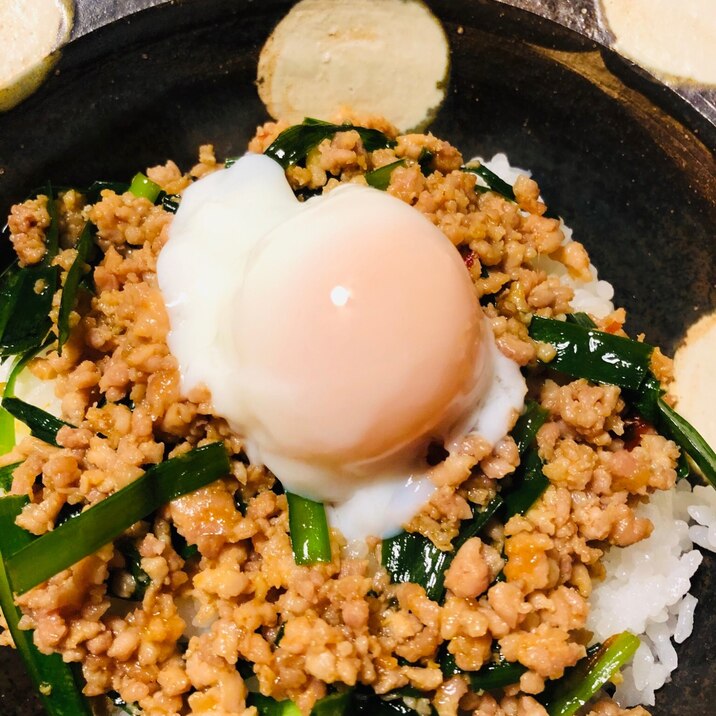 温玉のせピリ辛鶏そぼろ丼